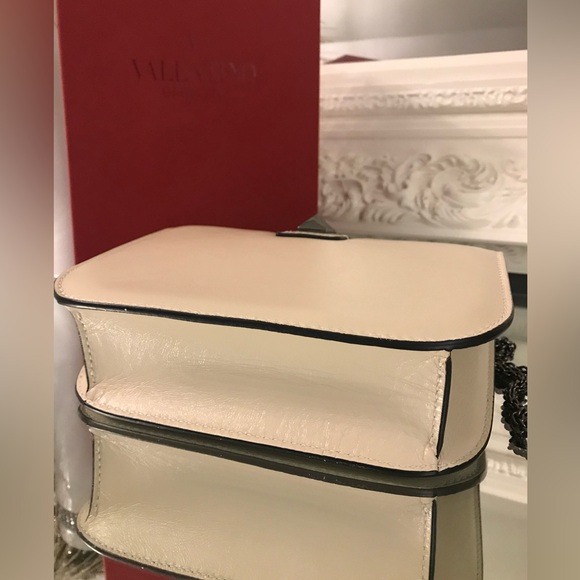 Authentic Valentino Garavani Glam Lock Small Studded Leather Shoulder Bag Cream - Picture 6 of 9